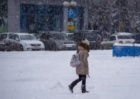 Noi coduri galbene şi portocalii de ninsoare şi viscol în mai multe judeţe din ţară. Zonele afectate de avertizare