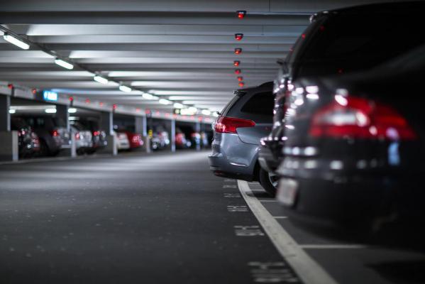 Un bărbat găsit mort într-un BMW într-o parcare, după ce maşina a fost cuprinsă de flăcări. Omul străzii îşi căutase un adăpost în cartierul parizian