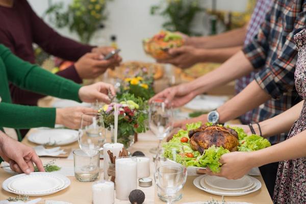 I-a invitat la masă, dar la scurt timp după ce au mâncat, oamenilor li s-a făcut rău. Femeia din Australia, acuzată de crimă, după ce o singură persoană a supravieţuit