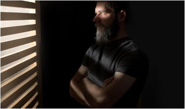 Un italina s-a ascuns în dulapul din dormitor, convins fiind că soția lui are o aventură. Lovitura neașteptată primită de bărbat