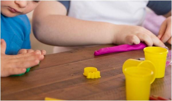 Un băiat de 5 ani și-a ucis fratele geamăn, în SUA. Cei doi se jucau când unul dintre ei a apucat un cuțit. Copilul nu va fi acuzat de crimă