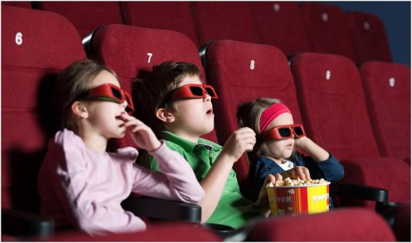 O profesoară din Iași şi-a dus elevii de clasa a 4-a la film, dar toţi au fost scoşi rapid din sală