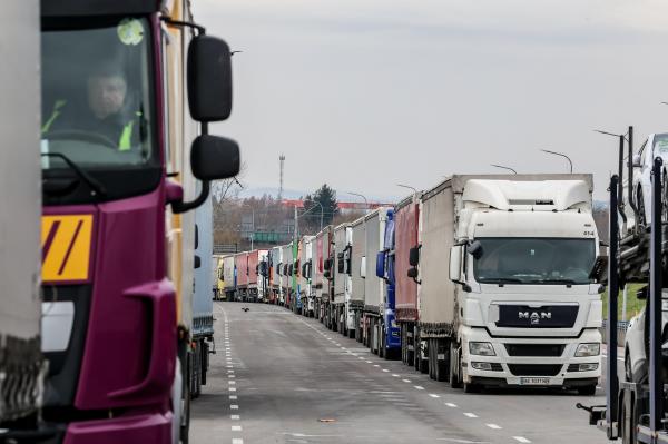 Camionagii şi agricultorii polonezi şi slovaci au blocat graniţa cu Ucraina. Doi şoferi ucraineni au murit şi mii de camioane stau în cozi pe ger