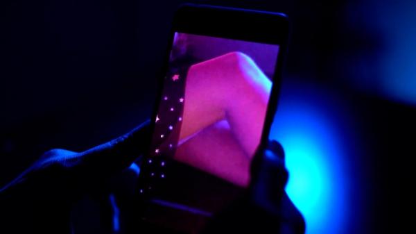 Patru băieţi din Braşov au violat o fată, au înregistrat momentul şi au distribuit înregistrarea altor persoane. Toţi cei implicaţi sunt minori