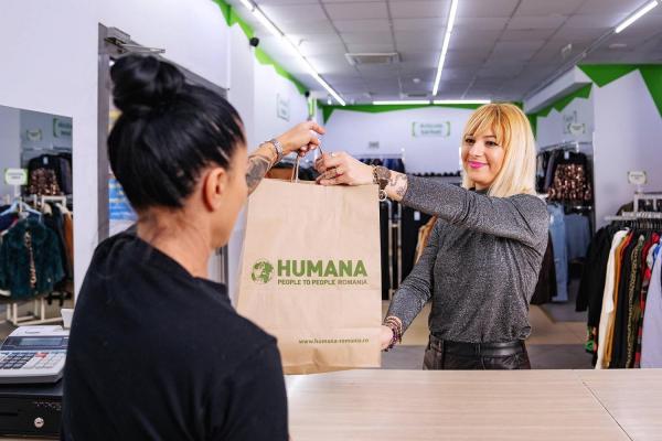 Românii ajută copiii din comunitățile dezavantajate cumpărând haine second-hand