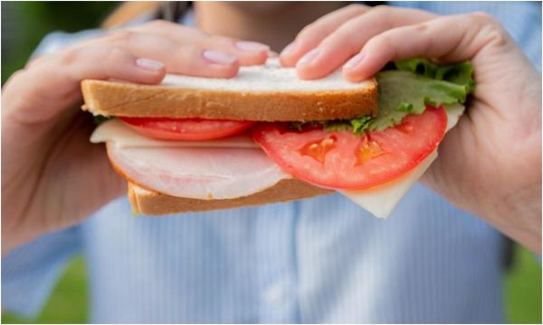 Suma colosală plătită accidental de o femeie din SUA pe un sendviș care costa în mod normal doar 8 dolari