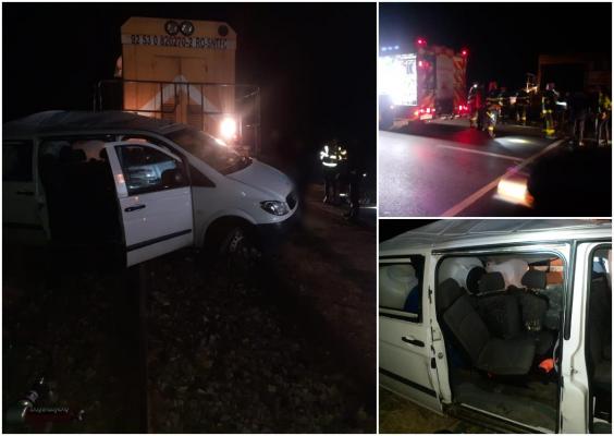 Un tren a lovit din plin o autoutilitară pe o cale ferată din Rădăuţi. Patru persoane rănite grav, dintre care una inconştientă