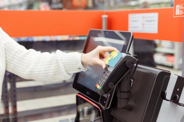 Încă un supermarket a anunţat că renunţă la casele self-pay şi se întoarce la casieri, în Marea Britanie