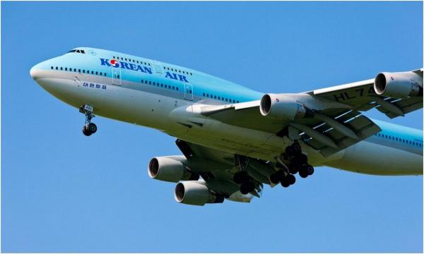 O tânără de 26 de ani care era drogată cu metamfetamină a încercat să deschidă ușa de urgență a avionului în care se afla, când zbura deasupra Pacificului