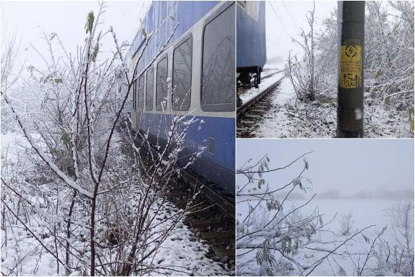 Un tren cu 130 de oameni a rămas blocat în Brăila. Pasagerii îndură frigul, după ce un fir de tensiune s-a rupt. Viscolul perturbă circulaţia feroviară