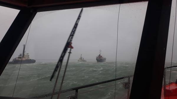 Navă avariată, după ce a lovit un dig de protecţie în Portul Constanţa. Echipajul a reuşit să salveze, după ce apa s-a infiltrat