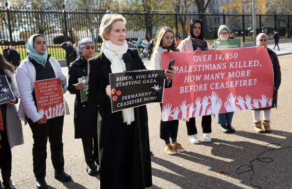 O actriţă din Sex and the City, în greva foamei în faţa Casei Albe. Cynthia Nixon cere un armistiţiu permanent în Gaza