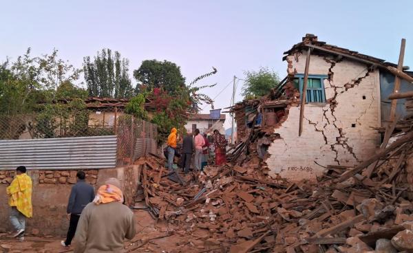 Cutremur de 6,8 pe Richter în Nepal. Cel puţin 128 de oameni au murit, alţi 100 au fost răniţi, după seismul de la miezul nopţii