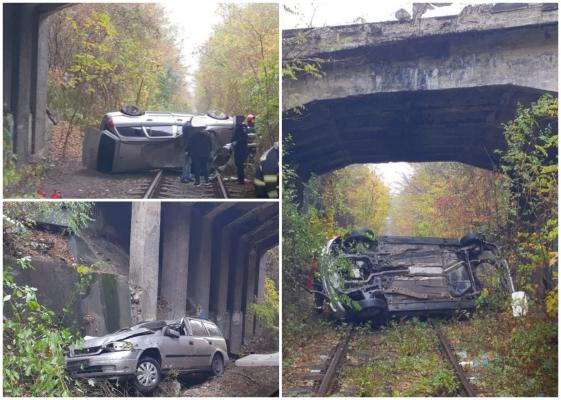Un bărbat de 80 de ani, rănit, după ce a căzut cu maşina de pe un pod. Şoferul a picat pe şinele de cale ferată, în Dâmboviţa
