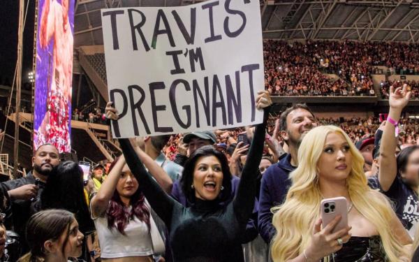 Kourtney Kardashian și Travis Barker au devenit părinți