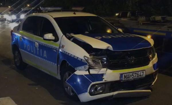 Accident cu 4 răniţi în Capitală: o autospecială de Poliţie cu semnalele acustice și luminoase pornite a izbit o maşină, în intersecţie