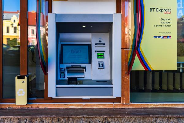 Banca Transilvania amână creşterea comisioanelor la plăţile cash. De ce renunţă la noile măsuri