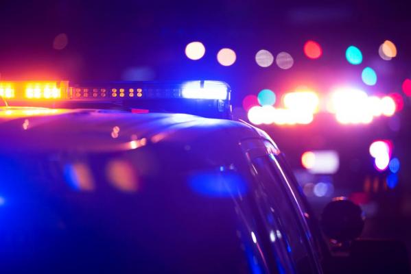 A băgat în spital o poliţistă după ce a bătut-o cu pumnii şi picioarele, în Timiş. Doar agenţii au reuşit să oprească furia femeii