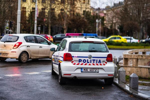 Scandal pe o stradă din Arad, după o şicanare în trafic. Un bărbat şi fiul lui au fost agresaţi, maşina lor avariată