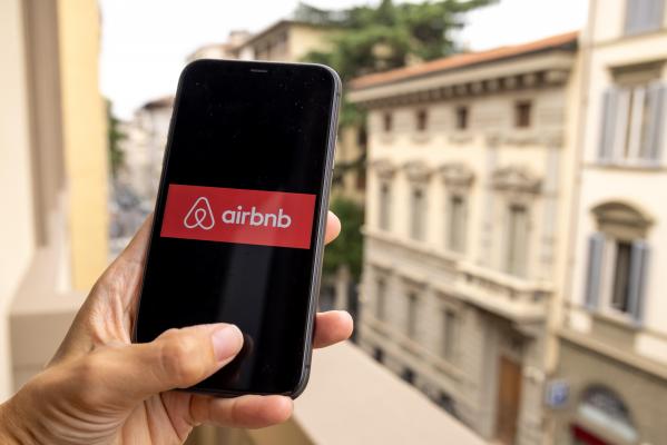 Lovitură pentru gigantul Airbnb. O ţară din Europa îi confiscă 780 de milioane de euro într-o anchetă de evaziune fiscală