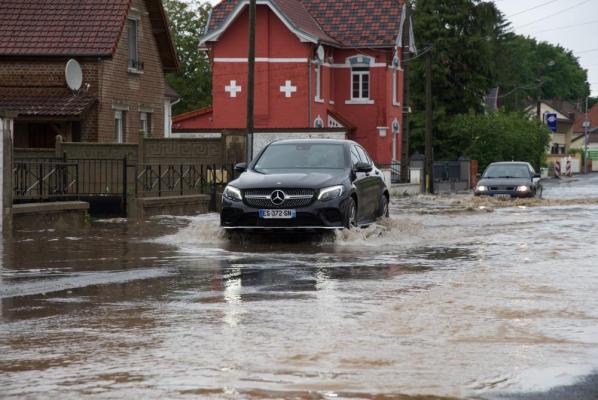 Cod roşu şi portocaliu de inundaţii, în câteva zone din Franţa. MAE a emis avertizare de călătorie pentru români