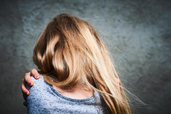 Caz revoltător în Slobozia. Un bărbat de 48 de ani, reţinut după ce ar fi întreţinut relaţii sexuale cu o minoră de 14 ani timp de luni la rând