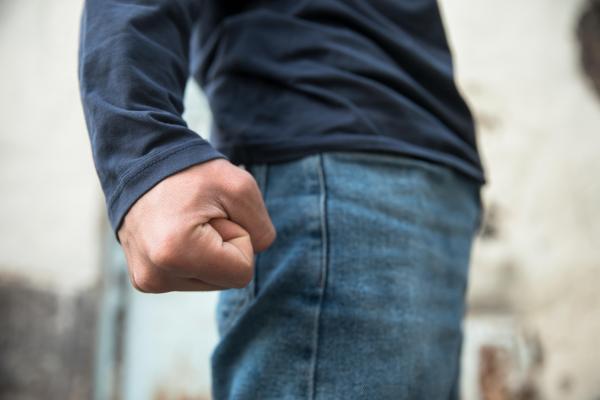 Tânăr de 28 de ani, prins de poliţie după ce a atacat un bărbat pe stradă, în Bistriţa. L-a lovit cu un ciocan, apoi a fugit cu maşina