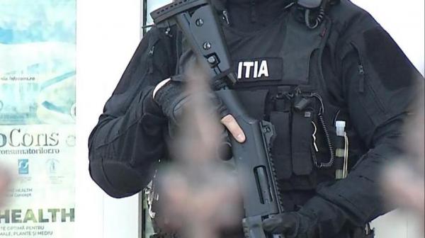 Un poliţist din Arad, lovit de o maşină în timp ce investiga un alt accident. Şoferul a fugit şi a fost prins cu ajutorul mascaţilor de la SAS