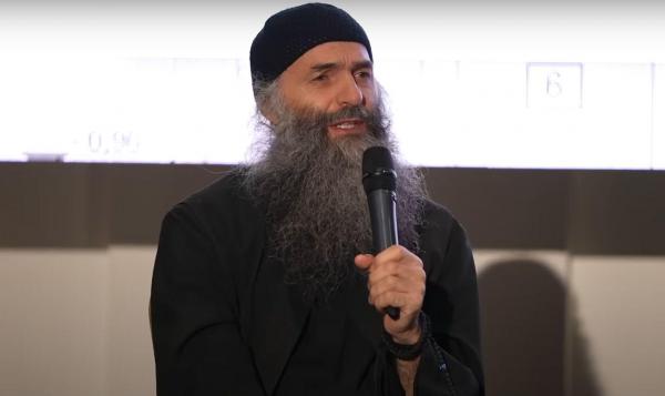 Mesajul unui preot pentru românii din diaspora: "Să sărutaţi picioarele celor care au rămas în ţară, că aveţi unde veni. Aceia sunt eroi, cei care au răbdat aici"