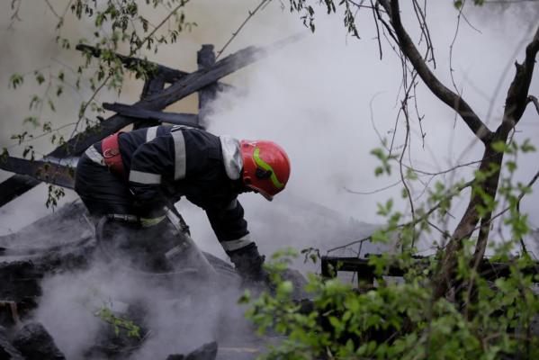 Tragedie în Botoşani. O femeie de 69 de ani a ars de vie în casă, după ce jarul din sobă ar fi căzut pe podea. Vecinii au sunat disperaţi la 112