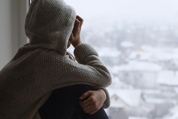 O elevă de 15 ani a încercat să îşi ia viaţa într-un liceu din Călăraşi şi s-a tăiat la mână. Speriată, a chemat apoi asistenta şi a fost dusă la spital
