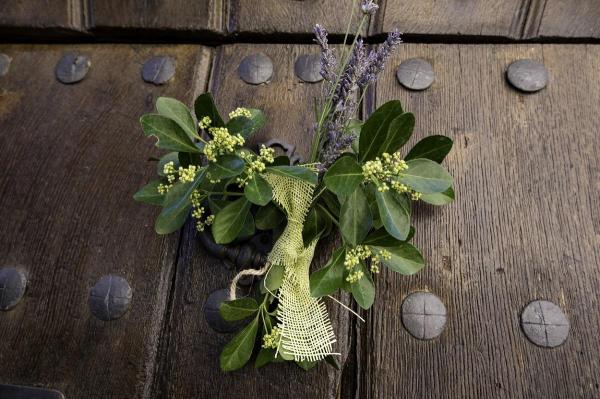 Tot mai mulţi români îşi pun vâsc la uşi de sărbători