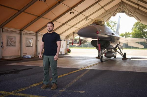 Volodimir Zelenski lângă un avion F-16