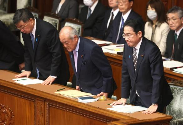 Fumio Kishida, premierul Japoniei, alături de miniştrii săi în timpul unui vot din parlament