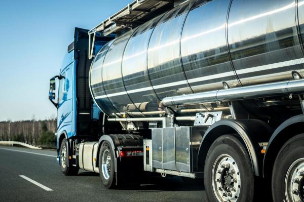 Cum poate să "dispară" o tonă de combustibil: metoda folosită de doi şoferi de TIR din Prahova, prinşi în flagrant lângă Ploieşti