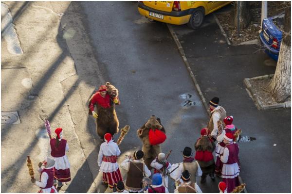 Patru tineri, amendaţi după ce au colindat cu boxa la maxim printre blocurile din Piatra-Neamţ. Unul dintre ei era recedivist