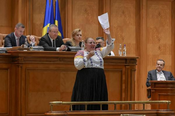 "Vulgară, agresivă, insultând şi vociferând, injurioasă, brutală, binară, demagogă". Portretul Dianei Şoşoacă, realizat de Le Figaro