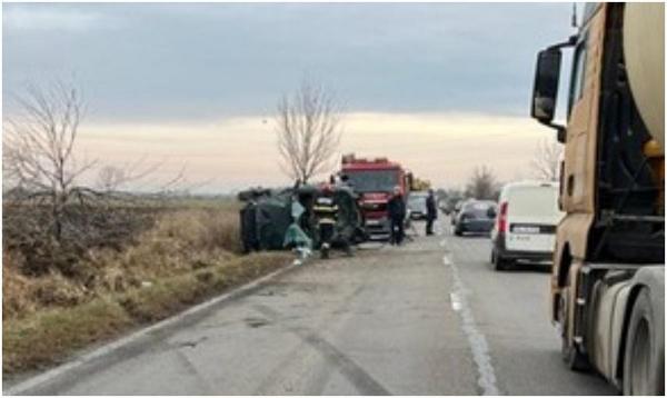 Cinci tineri, la un pas de moarte după un accident grav. Mașina în care se aflau s-a răsturnat pe o șosea din Buzău. Toți au ajuns la spital