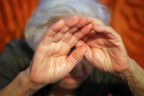 Ororile la care a fost supusă o bătrână de 92 de ani din Constanţa. Bătută şi violată de doi tineri în propria casă, are nevoie de o lună de îngrijiri