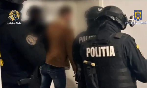 Un tată și cei doi copii ai săi au recrutat tinere pentru prostituție în România