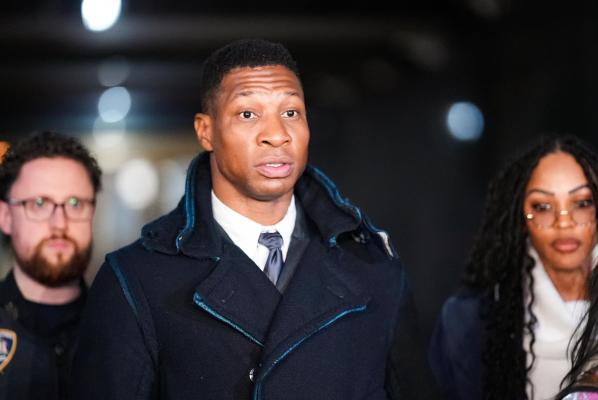 Jonathan Majors, găsit vinovat de agresarea fostei sale iubite: ar putea primi un an de închisoare. Actorul a fost exclus din filmele Marvel