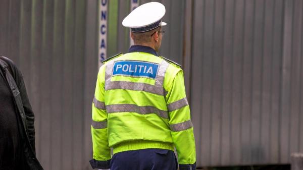 Incident straniu în Capitală. Un tânăr a chemat Poliţia pentru un eveniment inventat, după 90 de minute poliţiştii au venit singuri că bărbatul s-a aruncat de la etaj