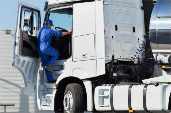 Patru șoferi români de TIR, arestați în Franța, după ce au fost prinși în timp ce furau motorină. Printre hoți, o tânără de 27 de ani