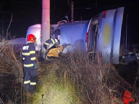 Un şofer şi-a omorât pasagerul din dreapta după ce a intrat cu viteză într-un stâlp electric. Tragedie pe o şosea din Cluj