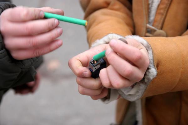 O tânără a fost pe cale să îşi piardă auzul, după ce un bărbat a aruncat o petardă în maşina ei prin parbriz, în Neamţ