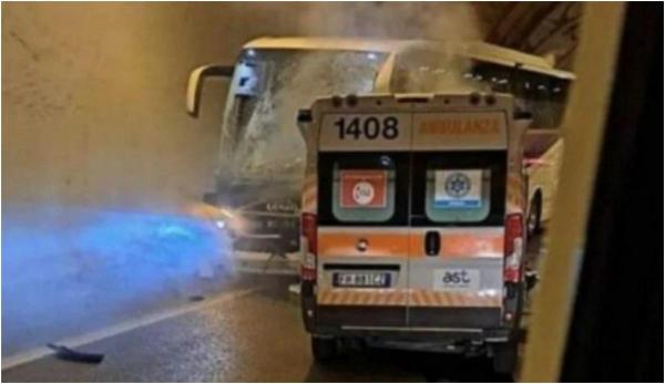 Patru oameni au ars într-o ambulanță, după ce aceasta s-a ciocnit cu un autocar plin de copii. Accident înfricoșător în Italia