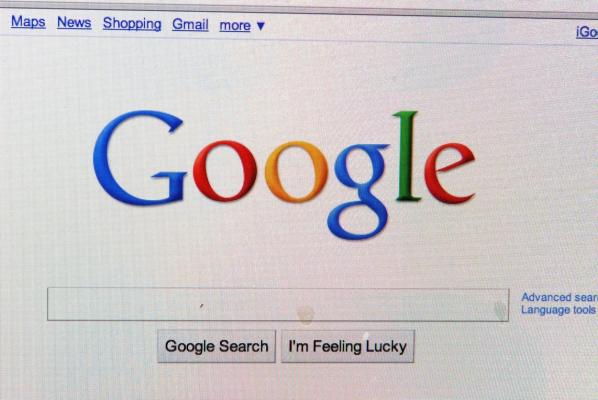 Căutarea pe Google care îţi poate crea probleme. Hackerii o folosesc pentru a-ţi fura datele bancare