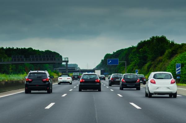 Accidente în lanţ pe o autostradă din Germania din cauza grindinei. 15 maşini şi un camion s-au ciocnit: un om şi-a pierdut viaţa