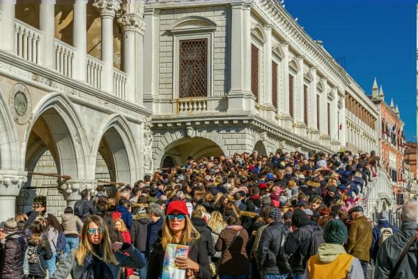 Orașul din Europa care va interzice grupurile de turişti cu mai mult de 25 de persoane. Când intră în vigoare măsurile