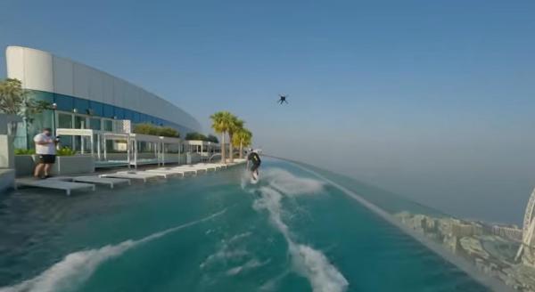 Cascadorie impresionantă. Un american a făcut wakeboarding într-o piscină la 300 de m înălţime, apoi a sărit în gol de la etajul 77